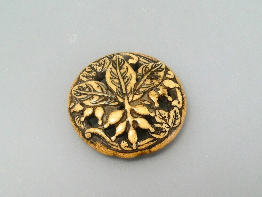 一件Manju型的根付饰品，饰有藤壺紋，这是丰臣家族的家徽。 - 雄鹿角 - 日本 - 江戶時代（1600-1868） #4.3