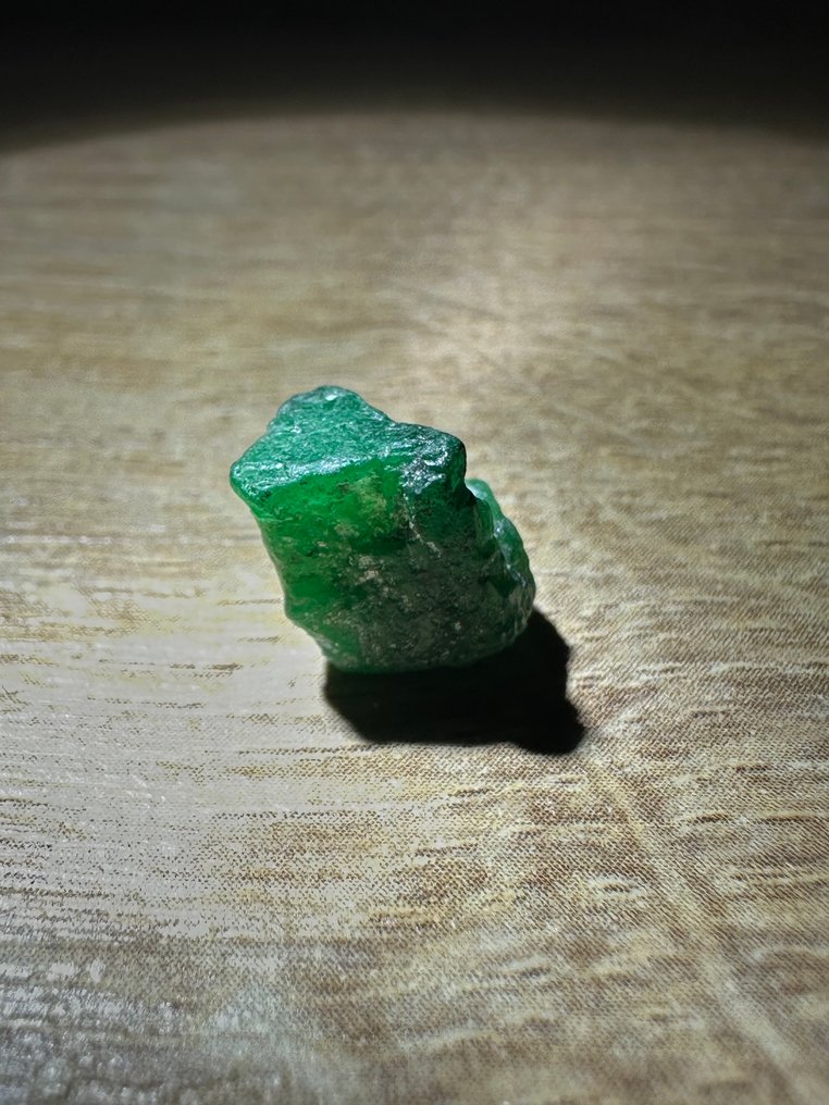 Σμαράγδι Ακατέργαστο. 5,45 Ct. Top Green Huge Emerald Crystal. %100 Ειδικό Κομμάτι! - Ύψος: 11 mm - Πλάτος: 8 mm- 1.09 g #4.3