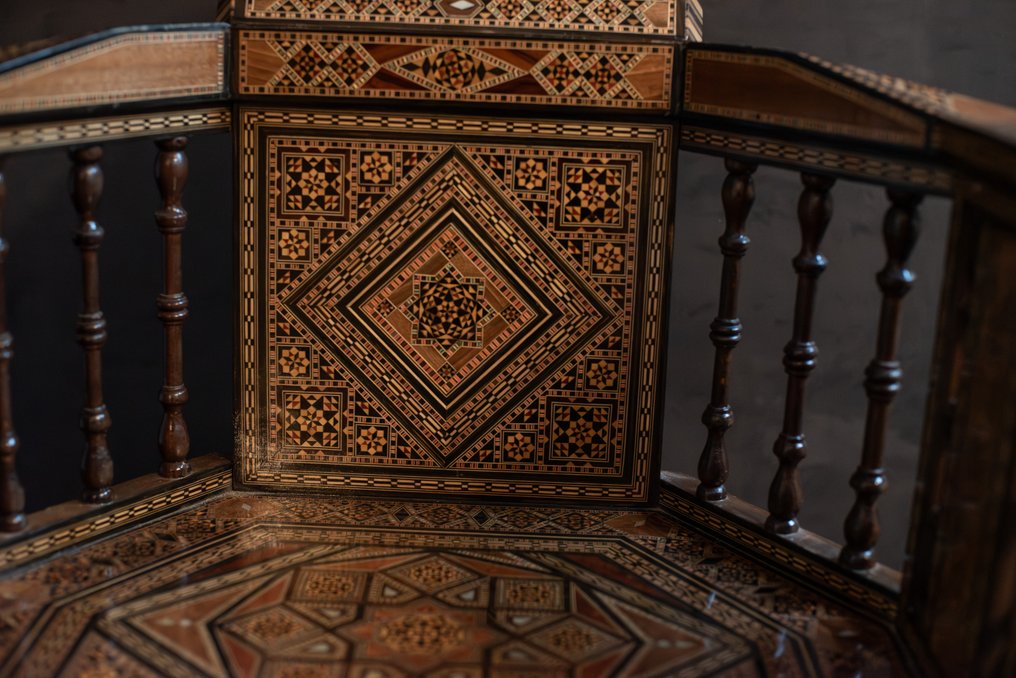 Handgefertigte Einlegsohle – reich verziert mit Perlmutt, Holz- und Beinmozaïek - Holz, Perlmutt - Libanon - Anfang des 20. Jahrhunderts #3.2