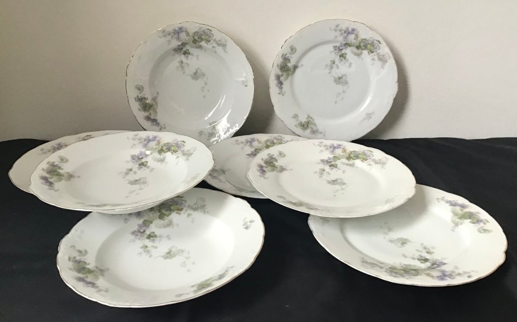 Thomas & Ens (Th. U. E.) - Dinner service (8) - Porcelain borders, hand-painted in an Art Nouveau style with purple and white flowers. #1.0