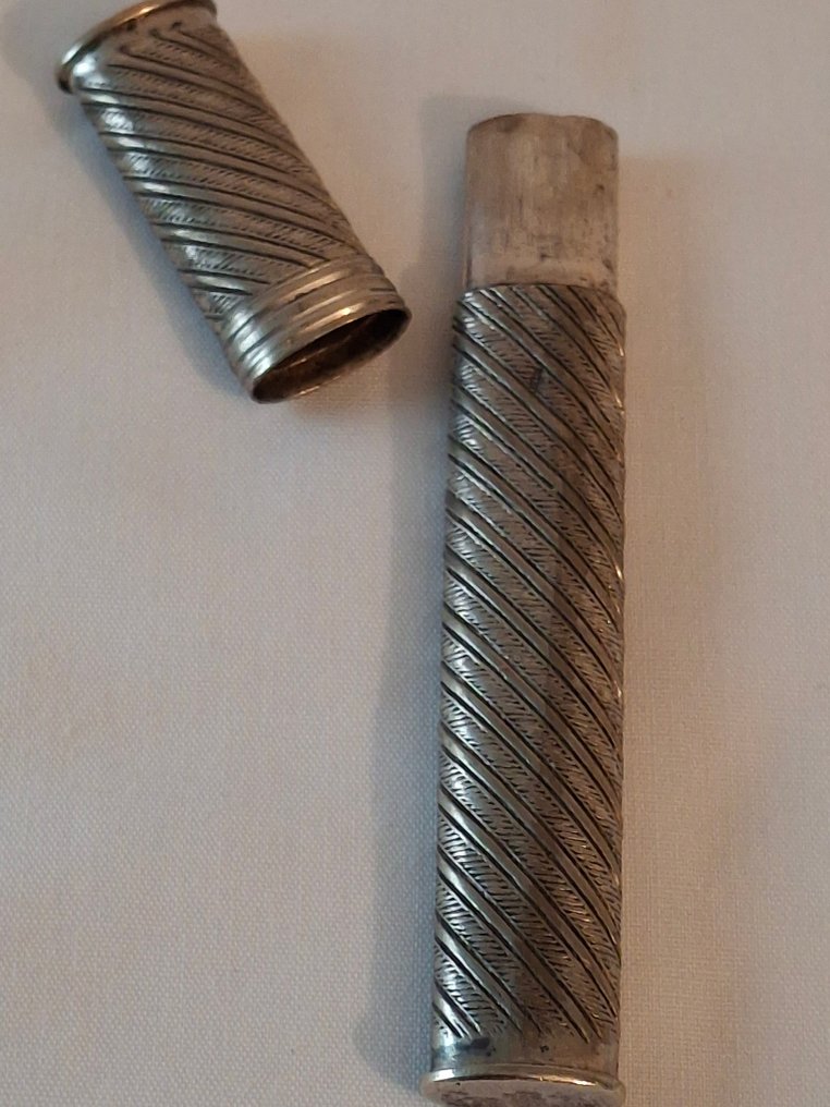 针盒 (5) - 四个古董银针盒，荷兰银标准，及一个较小的盒子，标记为800。 - .833 银 - 银色的针筒盒 #3.2