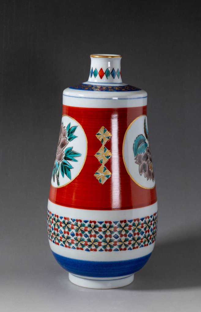 Κόκκινο και χρυσοτυπωμένο βάζο με επίστρωση πάνω από το γυαλί και ευοίωνο μοτίβο λουλουδιών «Zuika». - Πορσελάνη - Seiko Kitade / 北出星光 (1926 – ) - Ιαπωνία - Shōwa period (1926-1989) #2.1