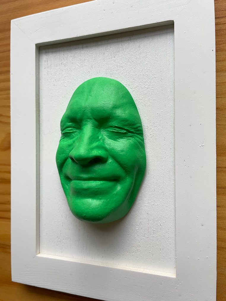 gregos - Small green light smile on white background-white frame #2.1