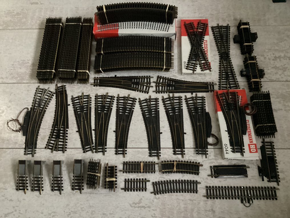 Fleischmann H0 - 26x6001, 1x10, 1x6005, 6x1701/3, 1x1 1/2, 2x1703 1/2, 30x6030, 9x1701 1/2, 2x6044L elec, 5x6044R, - Modeltreinsporen (104) #1.0