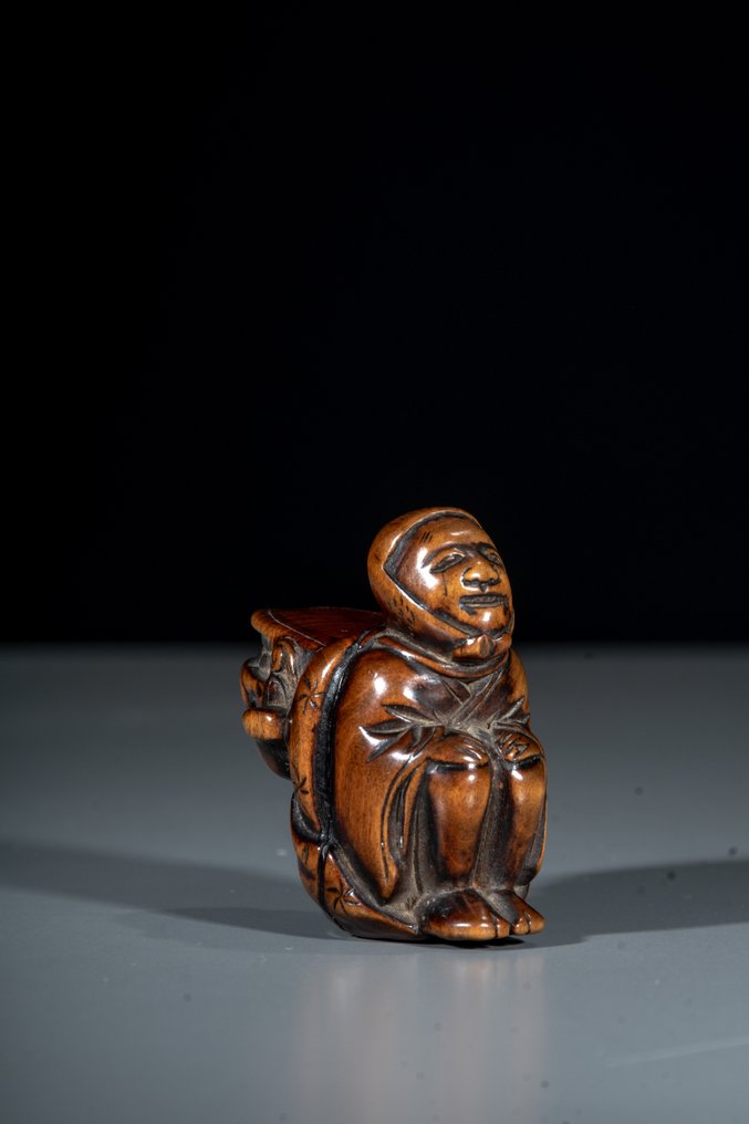 A Japanese boxwood netsuke depicting a crouching Shishimai dancer - Legno, bosso - Giappone - Meiji period (late 19th century) #1.0