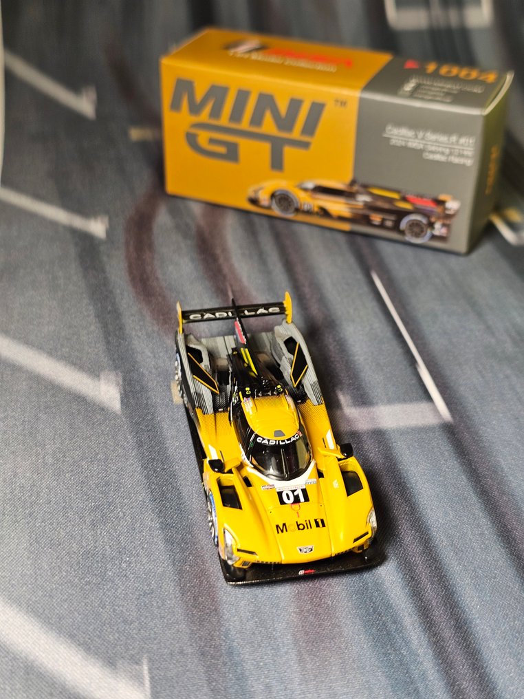 Mini GT, Hot Wheels, Maisto, Majorette, Matchbox 1:64 - Modell autó - Mini GT Cadillac - #01 V-Series.R LMDh 1:64 Gyűjtés #3.2