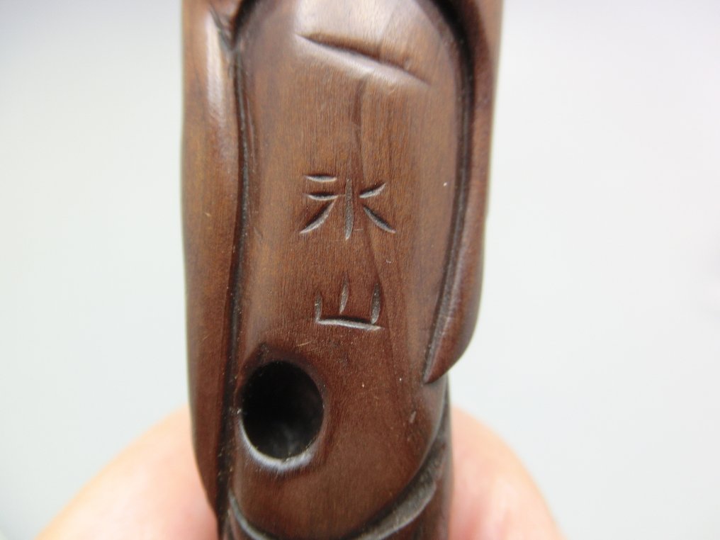 Ένα ψηλό Netsuke που απεικονίζει έναν όρθιο άνδρα με θυμωμένη έκφραση. - Ξύλο - Ιαπωνία - Edo Period (1600-1868) #3.2