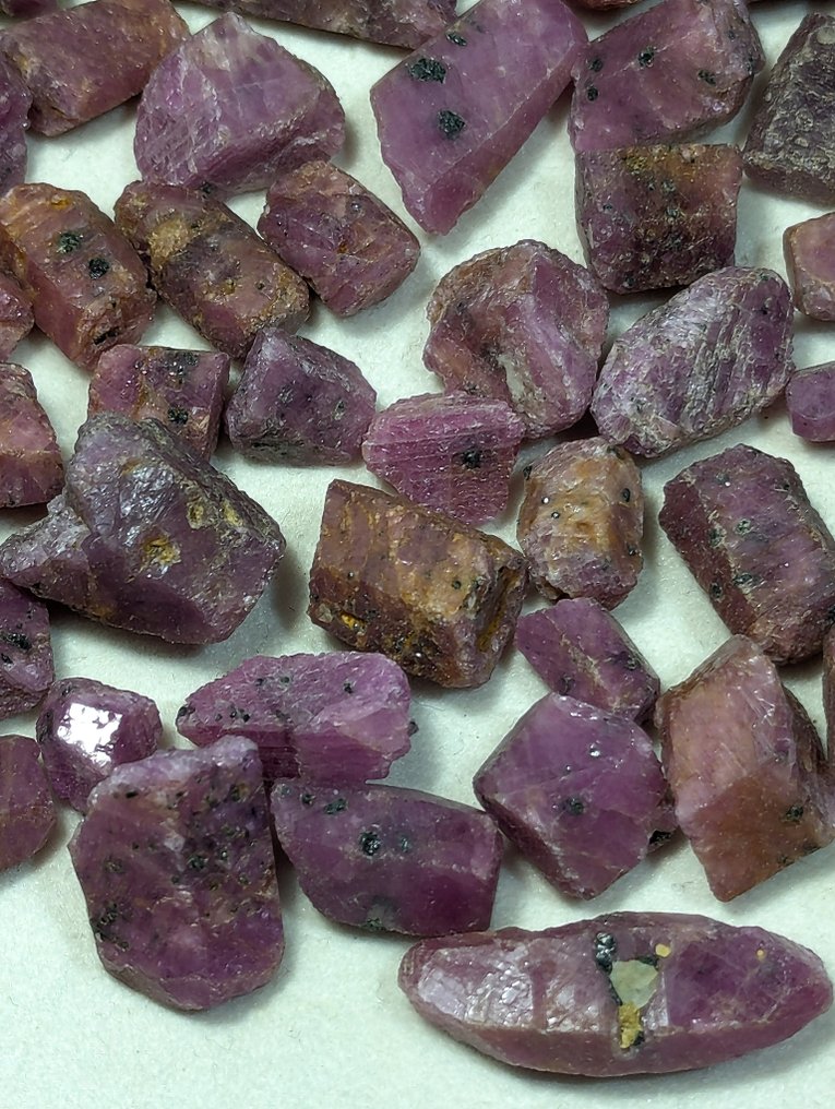 700 καρατίων - Όμορφη συλλογή κορουνδούμ με παραλλαγή Ruby, ακατέργαστο από τη Βραζιλία, φυσικό Τραχύς - Ύψος: 25 mm - Πλάτος: 10 mm- 140 g - (47) #1.0