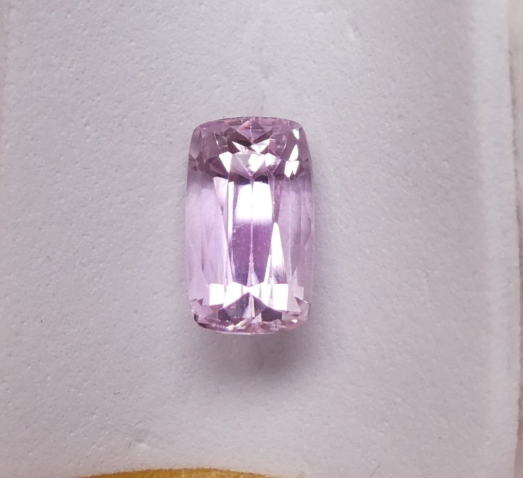 Sans prix de réserve Kunzite - 3.52 ct - Instituto Gemólogico Español (IGE) #3.2