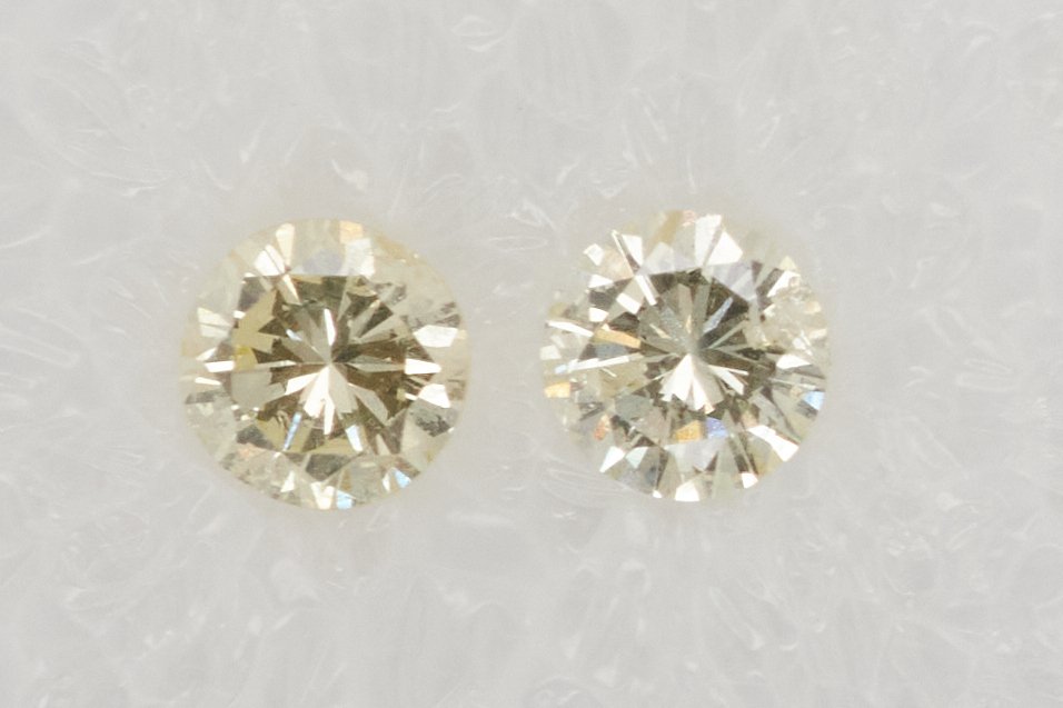 Zonder minimumprijs - 2 pcs Diamant  (Natuurlijk)  - 0.32 ct - Rond - N (gekleurd) - P1 - Gem Report Antwerp (GRA) #1.0