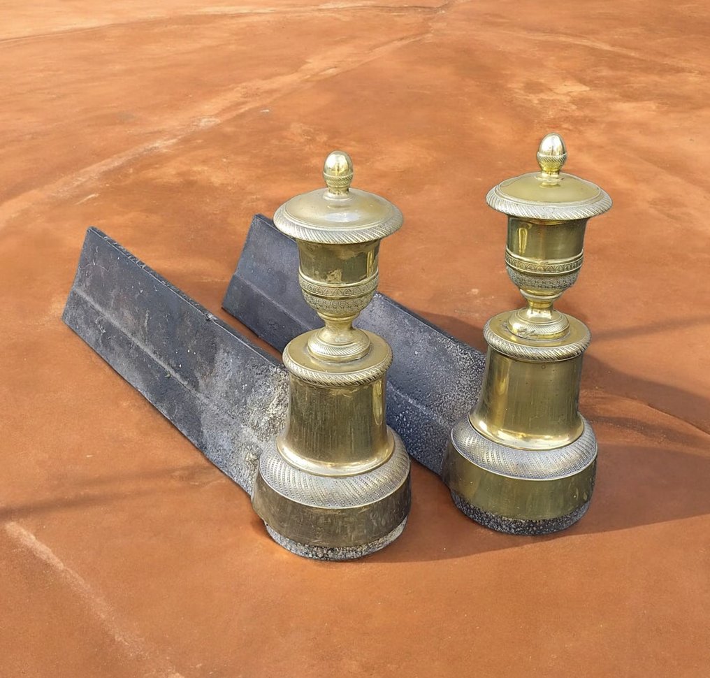 Kaminzubehör (2) - Chenets - Neoklassischer Stil - Vergoldetes Kupfer, Gusseisen #1.0