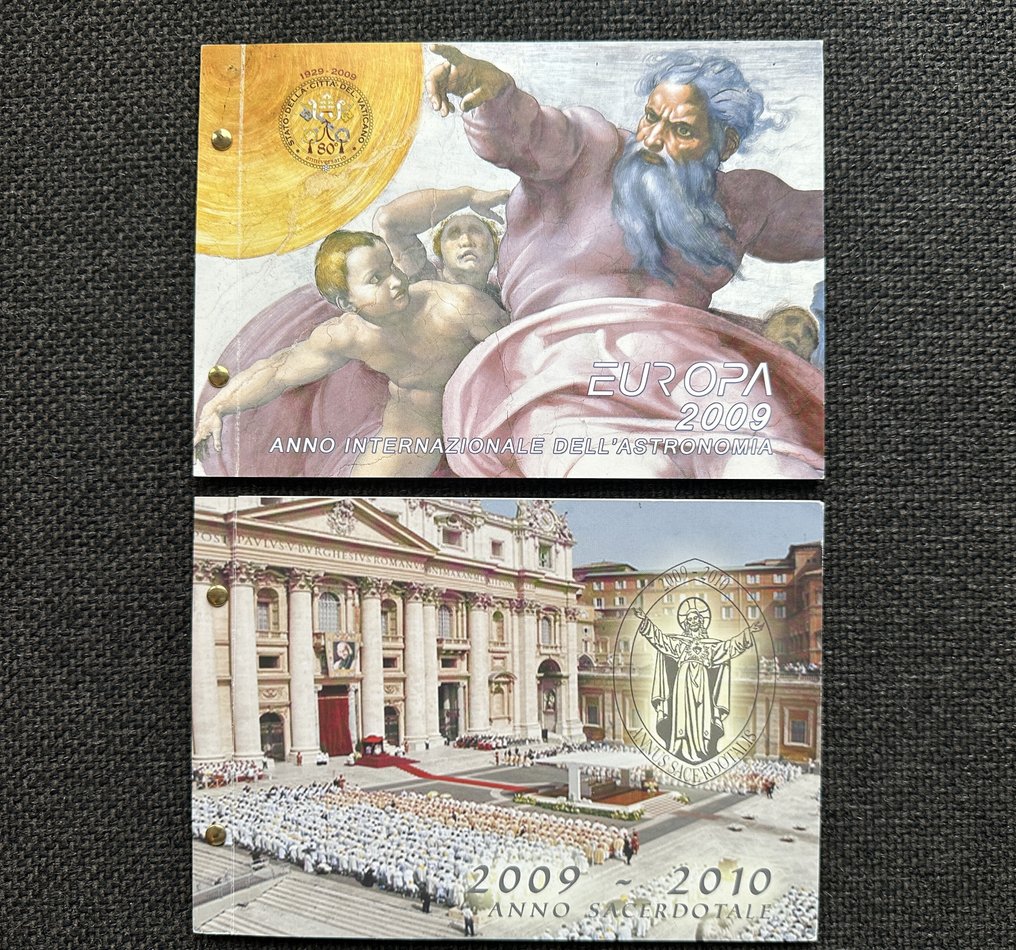 教廷. 2 Euro 2009/2010 "Astronomia" + "Anno Sacerdotale" - Busta Filatelico Numismatica (2 stuks)  (沒有保留價) #1.0