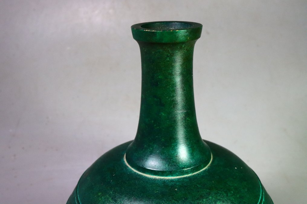 Bronze - Hasuda Shūgorō 蓮田修吾郎 - Vase(花器)Green vase decorated with body lines - Shōwa period (1926-1989) (No reserve price) #1.0