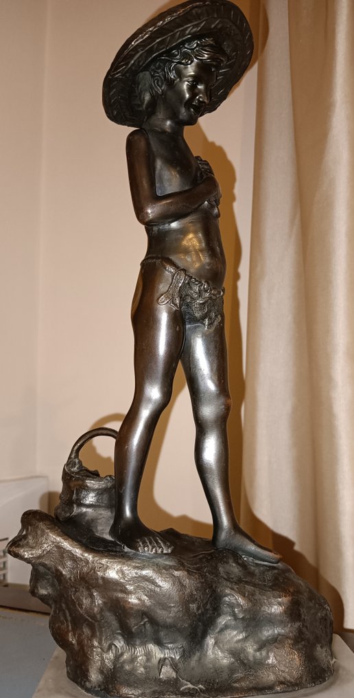 Dal modello di Giovanni Varlese (1822-1922) - Statue, Pescatorello ( Piccolo Pescatore) - 40 cm - Eine dunkle Patina. #1.0