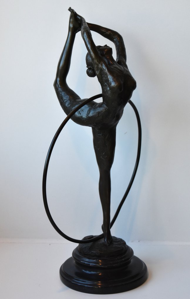 P. Collinet - Statuette, gracieuze ballerina met hoepel - 2675 g - 39 cm - Bronze #1.0