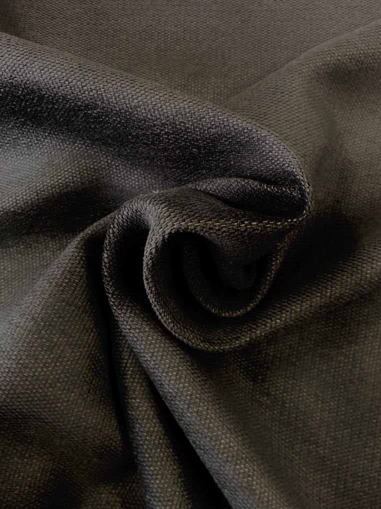 Prestisjefylt stoff som er solid, men utrolig mykt, i dyp svart. - Polstringsstoff  - 400 cm - 140 cm #3.2