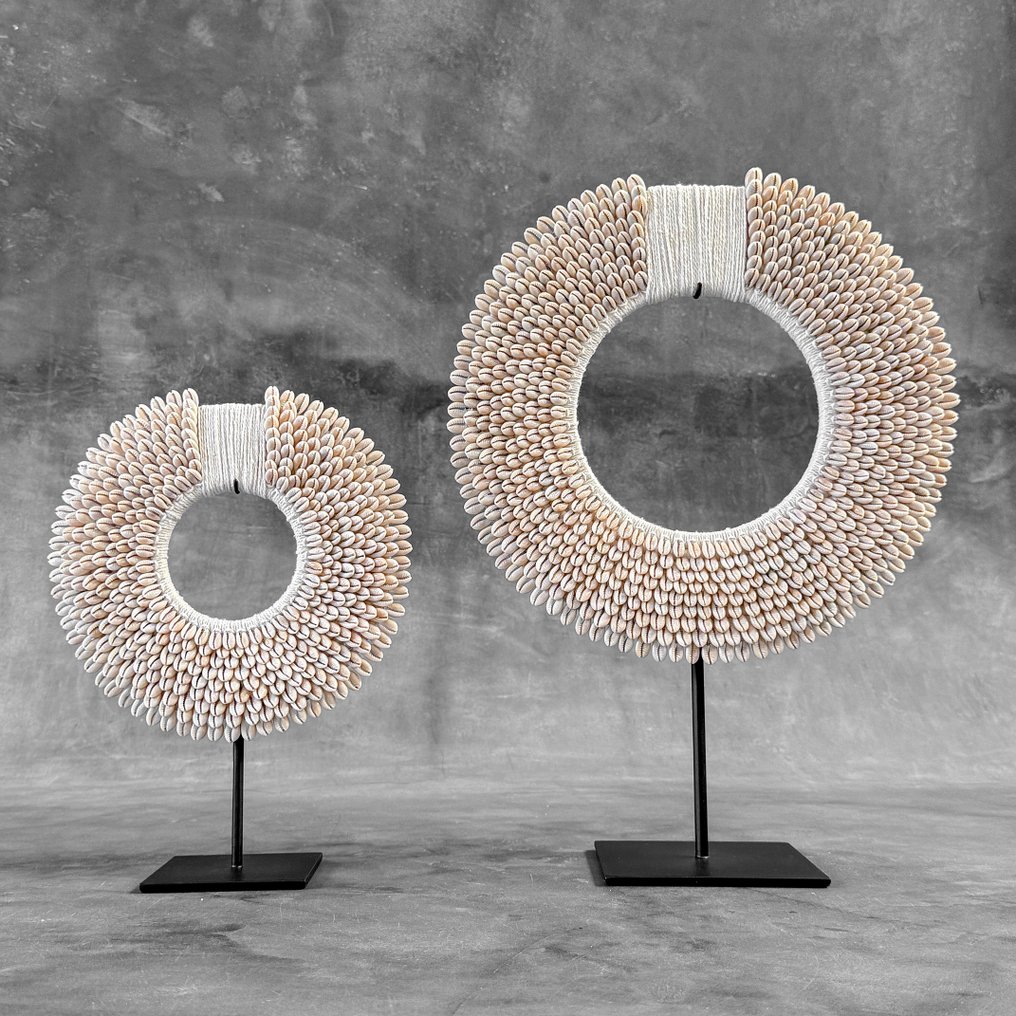 Koriste-esine - NO RESERVE PRICE - Pair of white colored tolai necklaces on custom stands - Papua-Uusi-Guinea #2.1