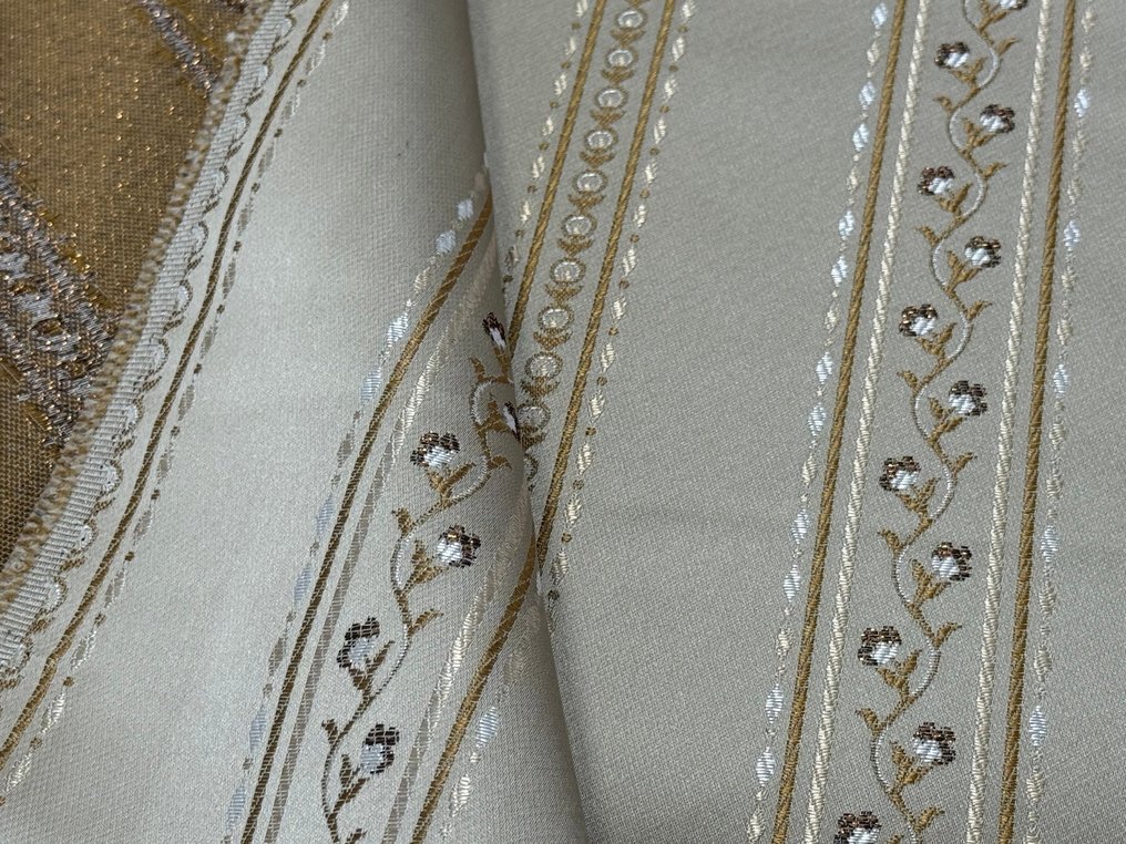 Fioriture d’Oro pe dungi de mătase – Lampasso elegant pe cadru. - Țesătură tapițerie - 4 m - 1.4 m #3.2
