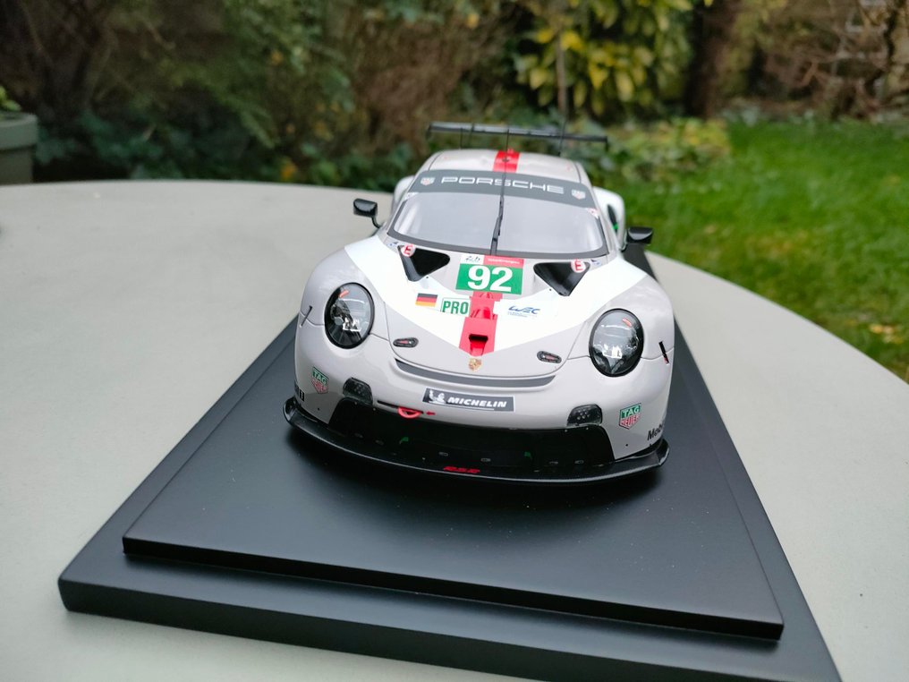 Spark 1:18 - Modelbil - Porsche 911 RSR uit 2022,met vitrine - Begrænset udgave! #2.1