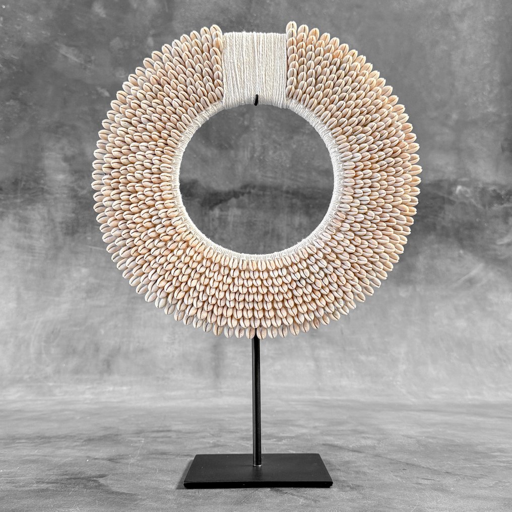 Koriste-esine - NO RESERVE PRICE - Pair of white colored tolai necklaces on custom stands - Papua-Uusi-Guinea #1.0