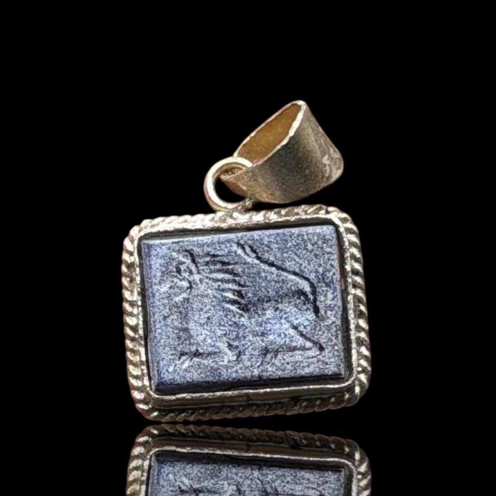 一枚银质吊坠的复制品，采用近东风格的浮雕镶嵌设计。 銀 墜飾  (沒有保留價) #1.0