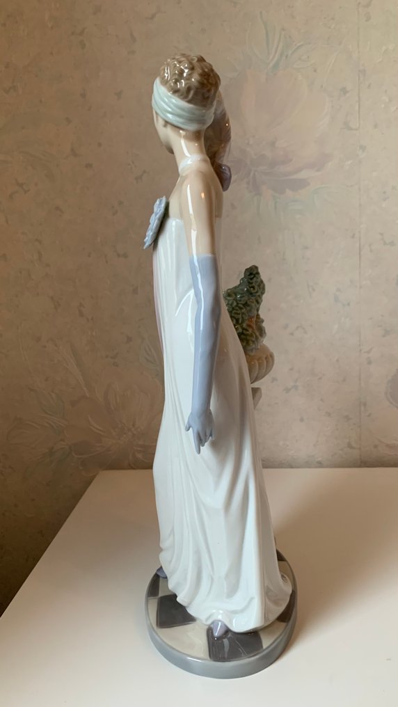 Lladró - Αγαλματίδιο - Socialite of the 20's - Πορσελάνη #4.3