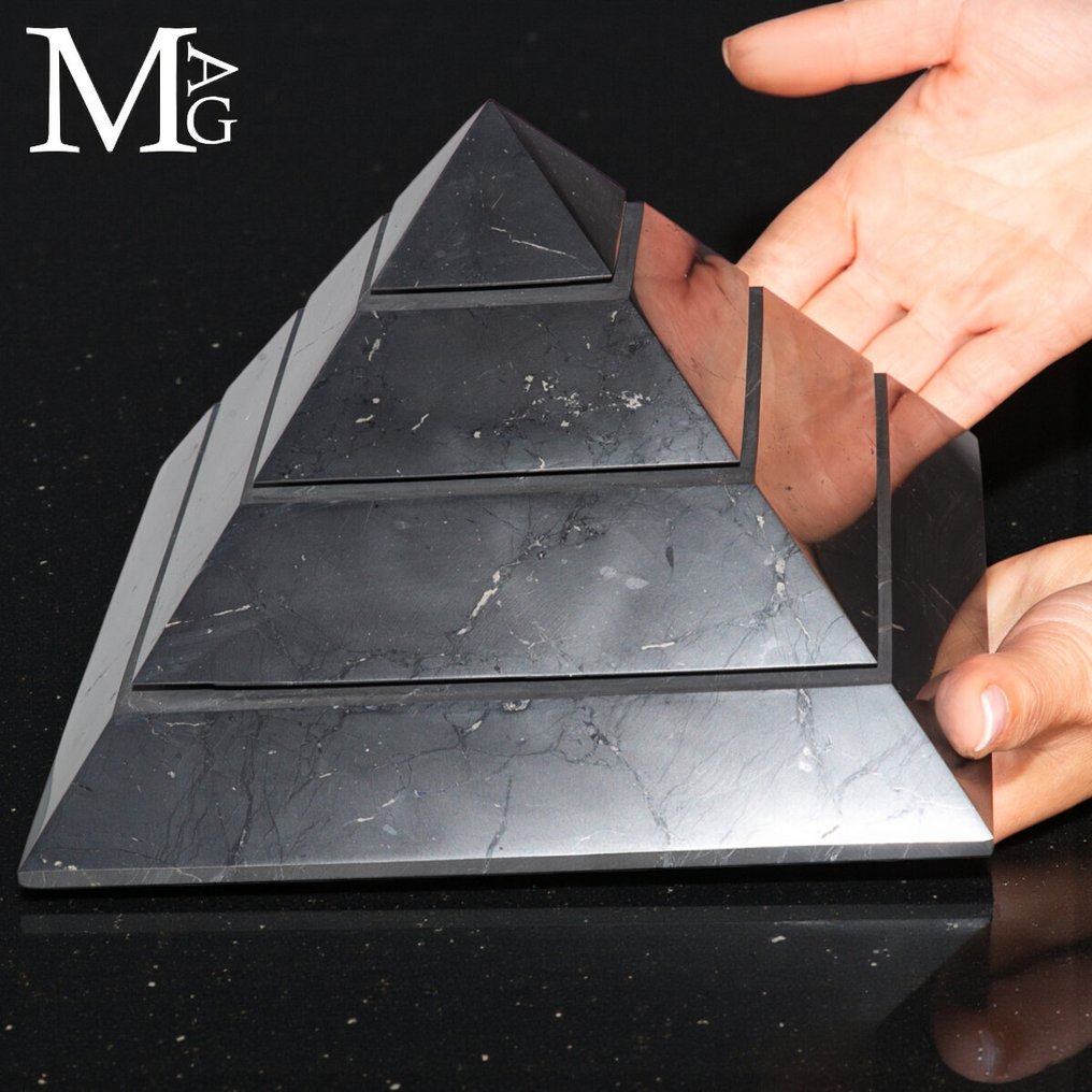 Shungite – L'énergie primordiale du carbone ancien dans le pyramide en monolithe de carbone ancien - Hauteur : 135 mm - Largeur : 205 mm- 4909 g #3.2
