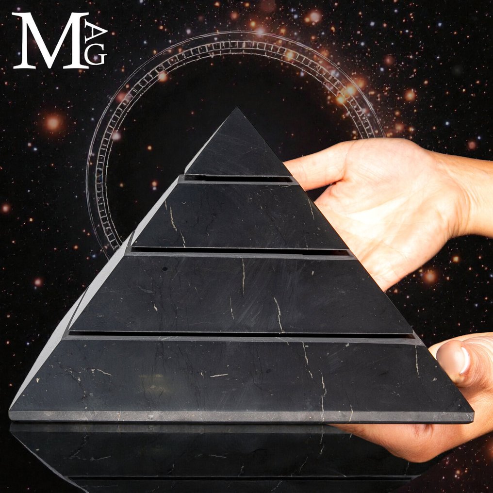 Shungite – L'énergie primordiale du carbone ancien dans le pyramide en monolithe de carbone ancien - Hauteur : 135 mm - Largeur : 205 mm- 4909 g #1.0