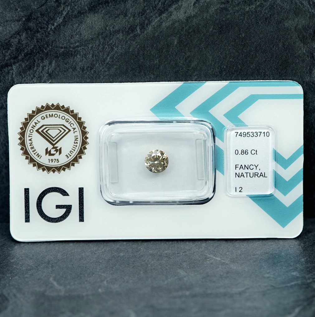没有保留价 - 1 pcs 钻石  (天然色彩的)  - 0.86 ct - 圆形 - Fancy light 稍帶棕色的 黄色 - I2 内含二级 - 国际宝石研究院（IGI） #1.0