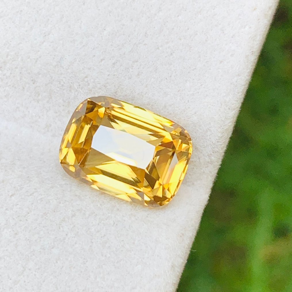 No reserve price - 1 pcs  Yellow Zircon  - 5.74 ct - International Gemological Institute (IGI) - UNHEATED RAREST GEM #2.1