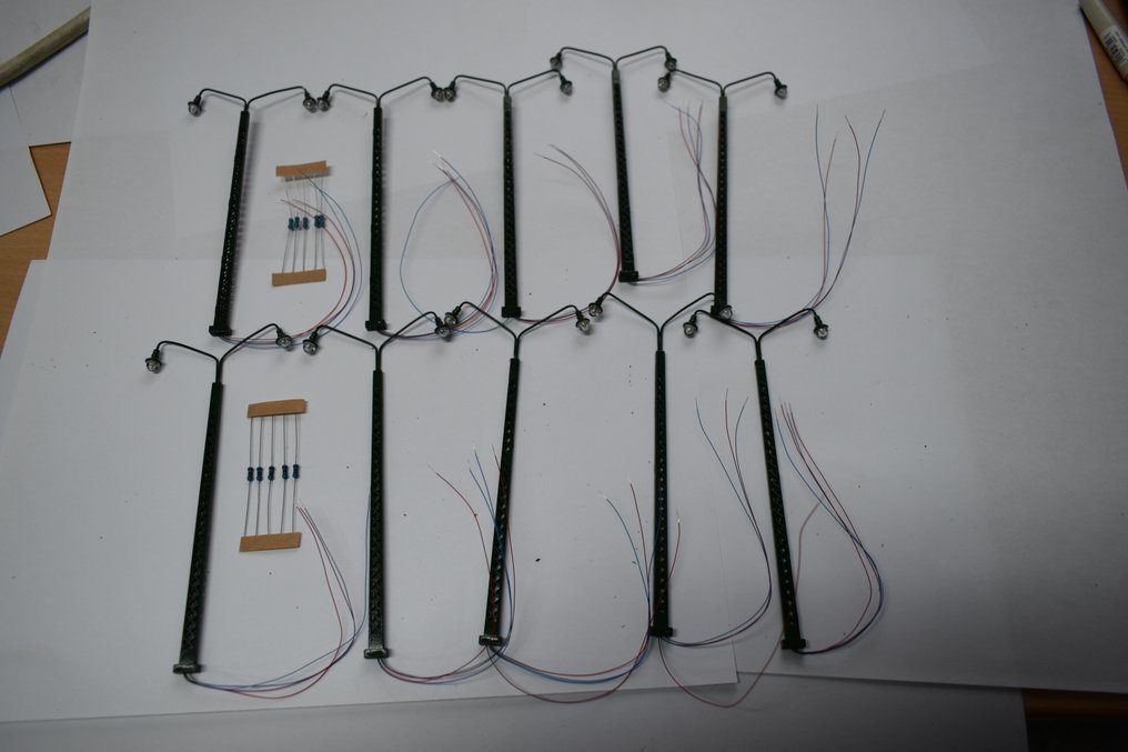 TIM light H0 - Modelltog-landskap (12) - Mål angitt på bilde: høyde 14 cm, armens bredde 6,5 cm. Utstyrt med ledninger og LED-lys. #1.0