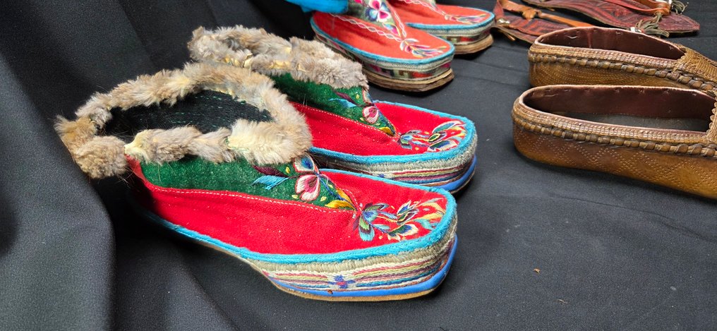 Cabinet of curiosities -strange real world shoe collection - Διόραμα #3.2