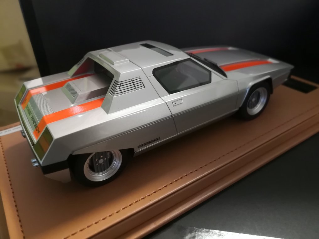 Tecnomodel 1:18 - Model coupé - Ferrari 308 GT Bertone Rainbow 1976 Met. Silver+orange stripe - TM18-180F #2.1