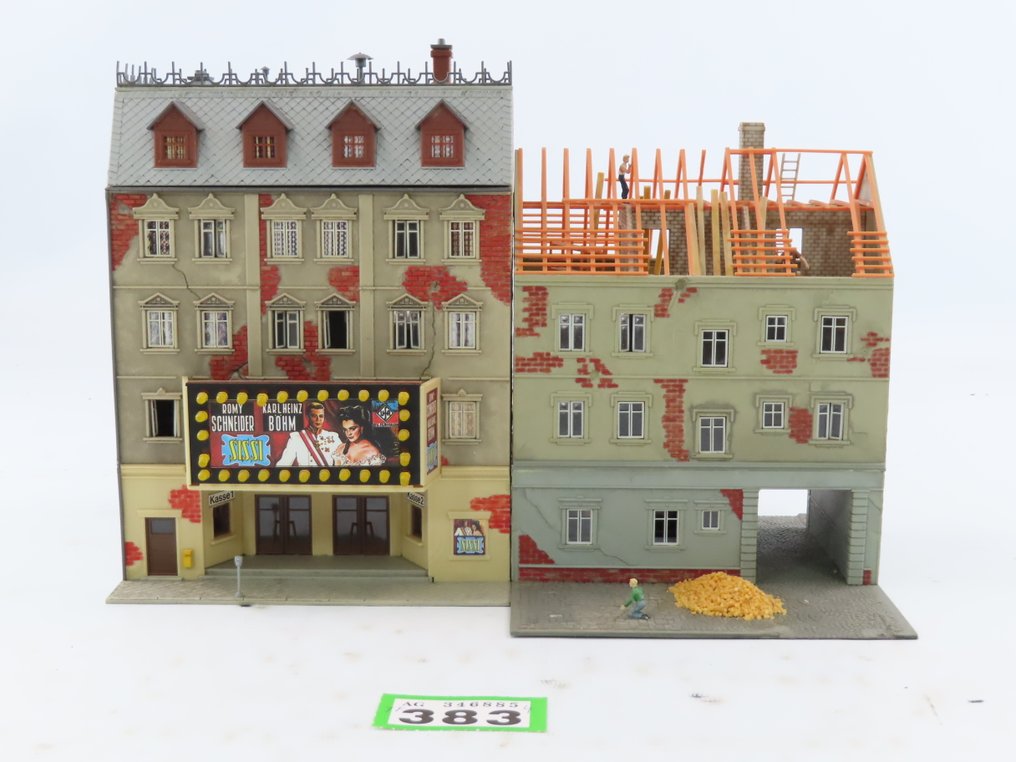 Pola H0 - 154/167 - Κατασκευή τρένων μοντελισμού (2) - Οικία στην πόλη υπό ανακαίνιση και κινηματογράφος στην πόλη με φωτισμό. #2.1