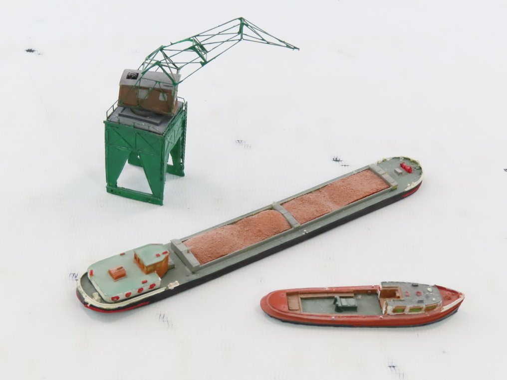Resin H0 - Model train building kits (3) - Two ships, including a European freighter Spits and a gantry crane. #1.0