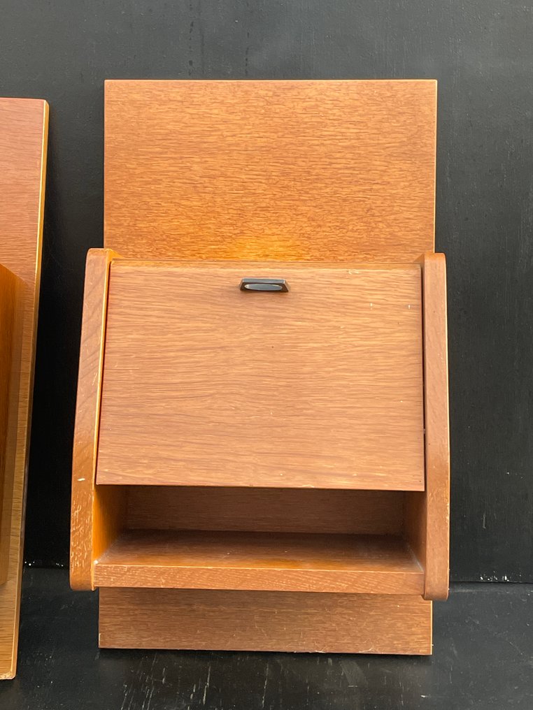 Yöpöytä (2) - Puu - Seinälle kiinnitettävät yöpöydät. #2.1