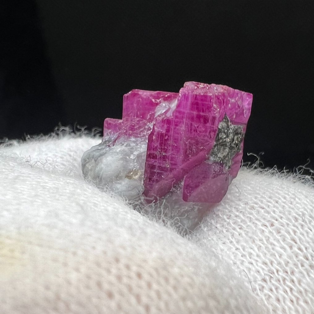 15,35 ct naturlig Rubin på matrix – intens farge og sterk fluorescens – 3,067 g Krystaller i indlejring- 3.07 g #2.1