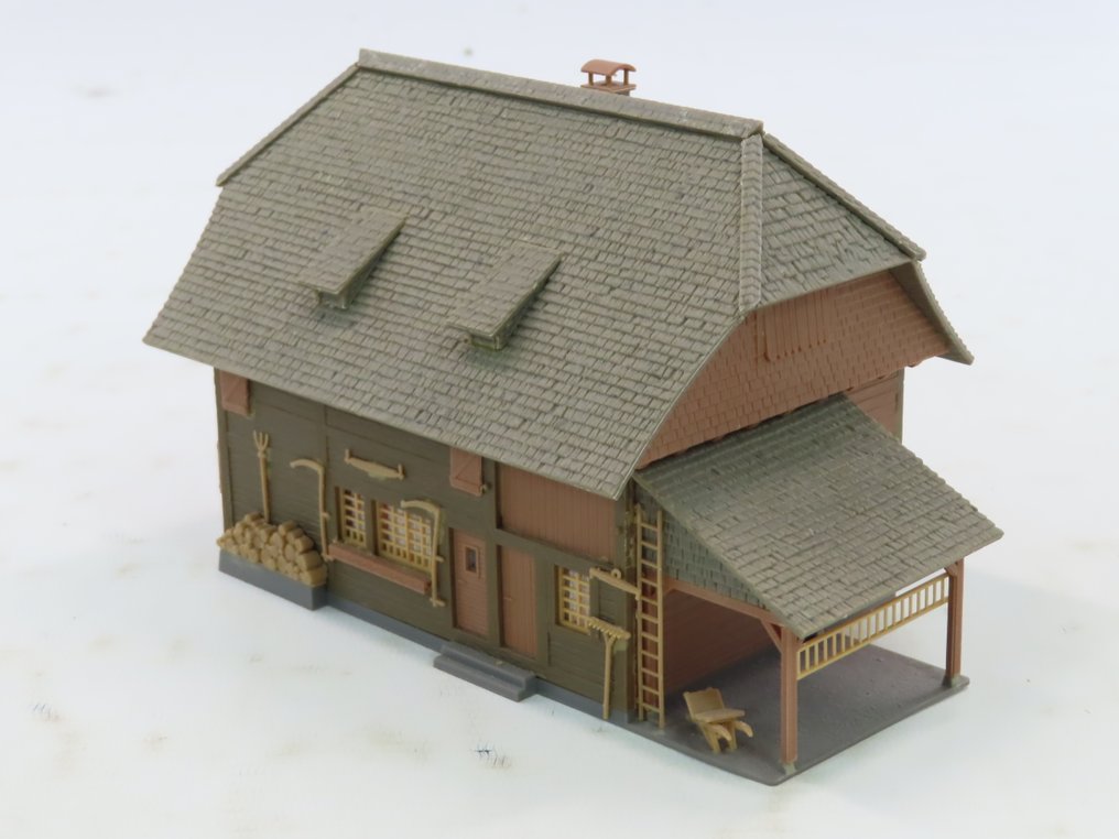 Faller H0 - 120267/130268/-573/-947 - Model train buildings (5) - 2x Black Forest farm, transformer house, 2 barracks, and village barracks. #3.2