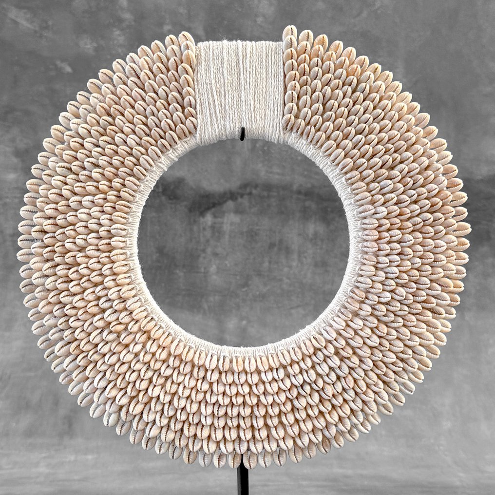 Koriste-esine - NO RESERVE PRICE - Pair of white colored tolai necklaces on custom stands - Papua-Uusi-Guinea #3.2