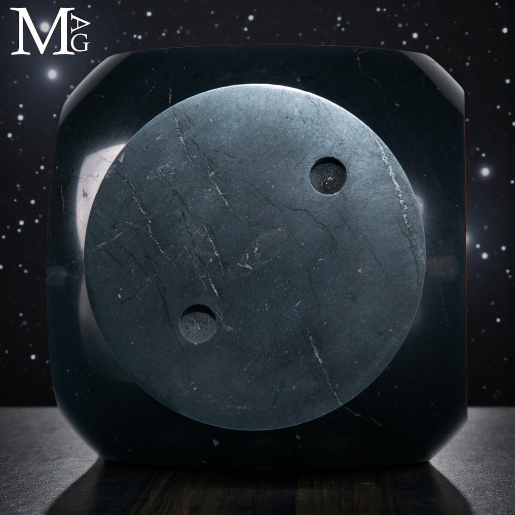 Shungite – Kamień prymordialnego węgla Shungite Dice – Archetyp Cichego Przeznaczenia - Wysokość: 65 mm - Szerokość: 65 mm- 564 g #4.3
