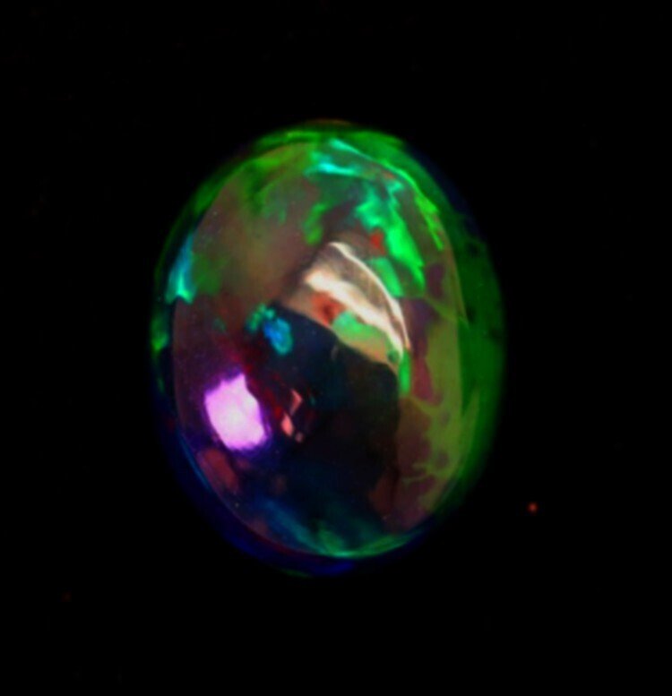 1.94克拉最纯净的1.09厘米!来自埃塞俄比亚的Welo Opal(烟熏)展现迷人的彩虹色彩变化。 弧面形- 0.39 g #1.0