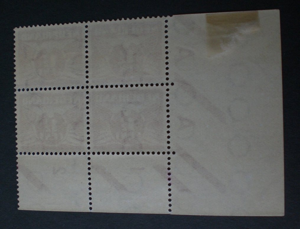 Netherlands 1928 - Disappearance of the T from Cent in a beautiful corner block. - Mast 2022, 171 Af #1.0