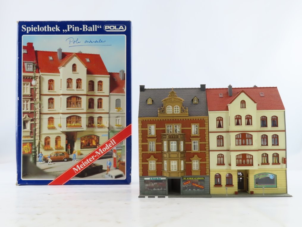 Pola H0 - 82/183/193 - Modeltog bygninger (2) - Byhuset med 2 butikker og spillehal 'Pin-Ball', begge udstyret med belysning. #1.0