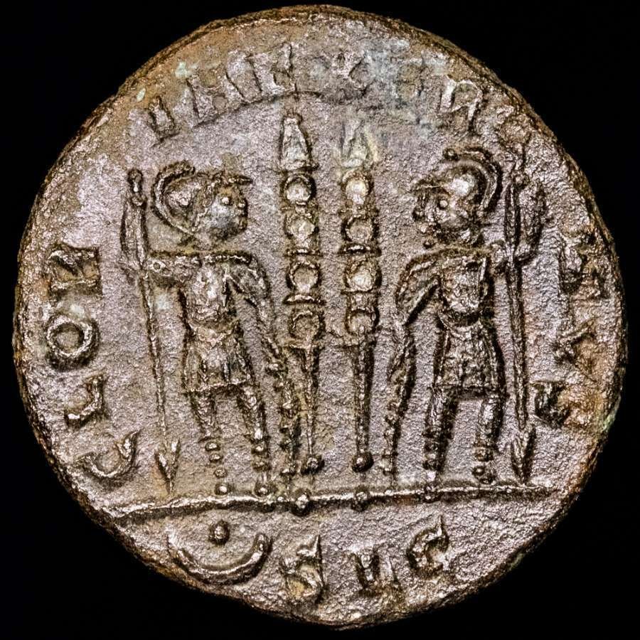 Impero romano. Constantius II. Follis Lugdunum mint, 330-331 A.D. GLORIA EXERCITVS, two soldiers standing facing  (Senza prezzo di riserva) #1.0