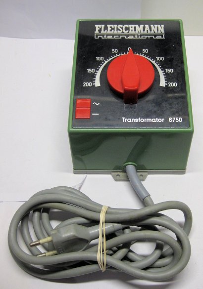 Fleischmann H0 - 6750 - Trasformatore (1) - trasformatore #6750 Sezione I 0-15V 17VA eff. 1,1A corrente continua Sezione II 14V 14VA 1A corrente #1.0