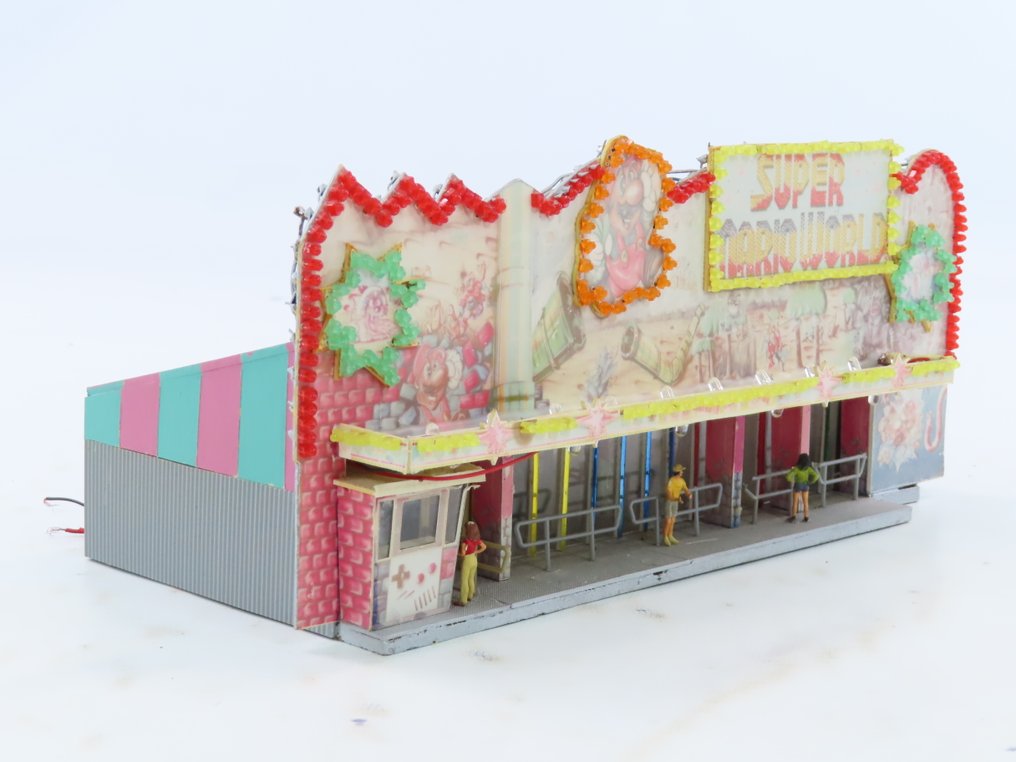 Faller H0 - Modeltog bygninger (1) - Kermisalattraktion 'Super Mario World' udstyret med omfattende belysning. #4.3