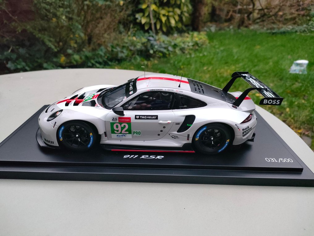 Spark 1:18 - Modelbil - Porsche 911 RSR uit 2022,met vitrine - Begrænset udgave! #1.0