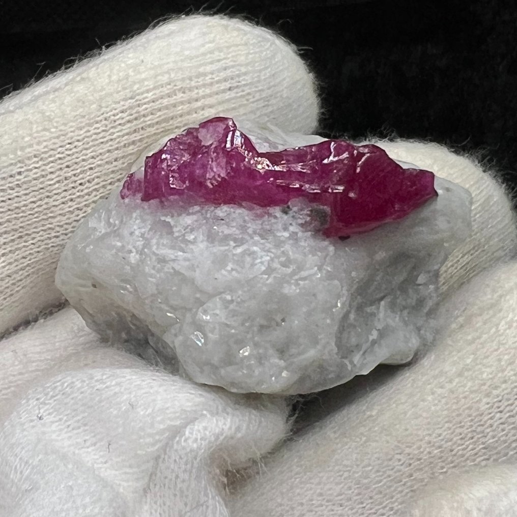 23g ruby vein in white rock – raw crystal with intense UV fluorescence, 3.2 x 2.8 x 2.0 cm Crystals on matrix- 23 g #3.2