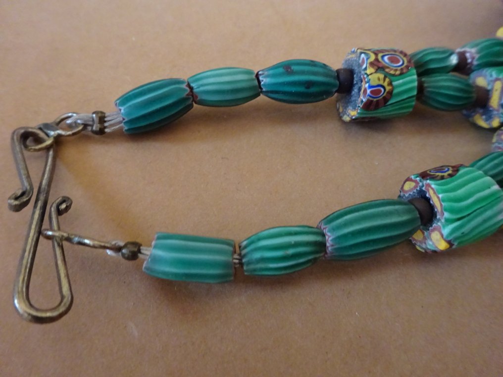 Kaulakoru / kaksoisnauha, rakennettu vihreistä millefiori- ja melon-helmistä, noin 1920, Murano ja #3.2
