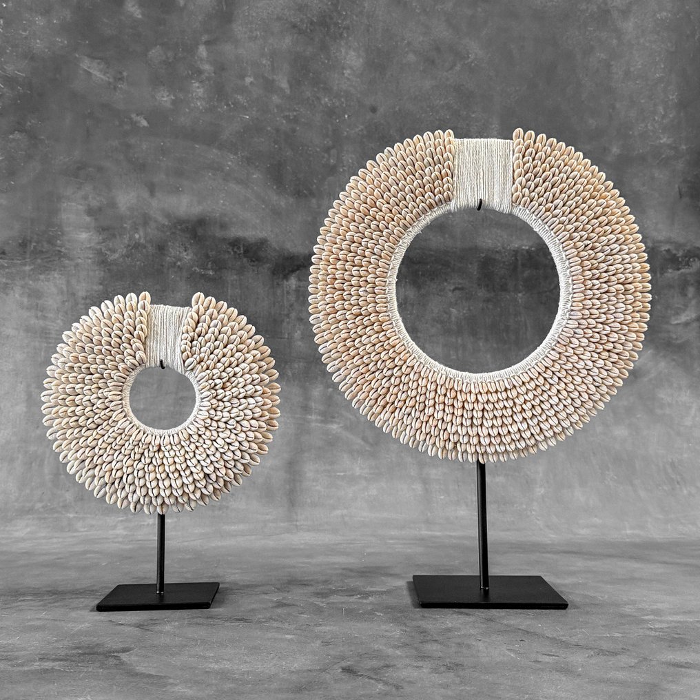 装饰饰品 (2) - NO RESERVE PRICE - Stunning Pair of  White Coloured Tolai necklaces on custom stands - 巴布亚新几内亚 #2.1